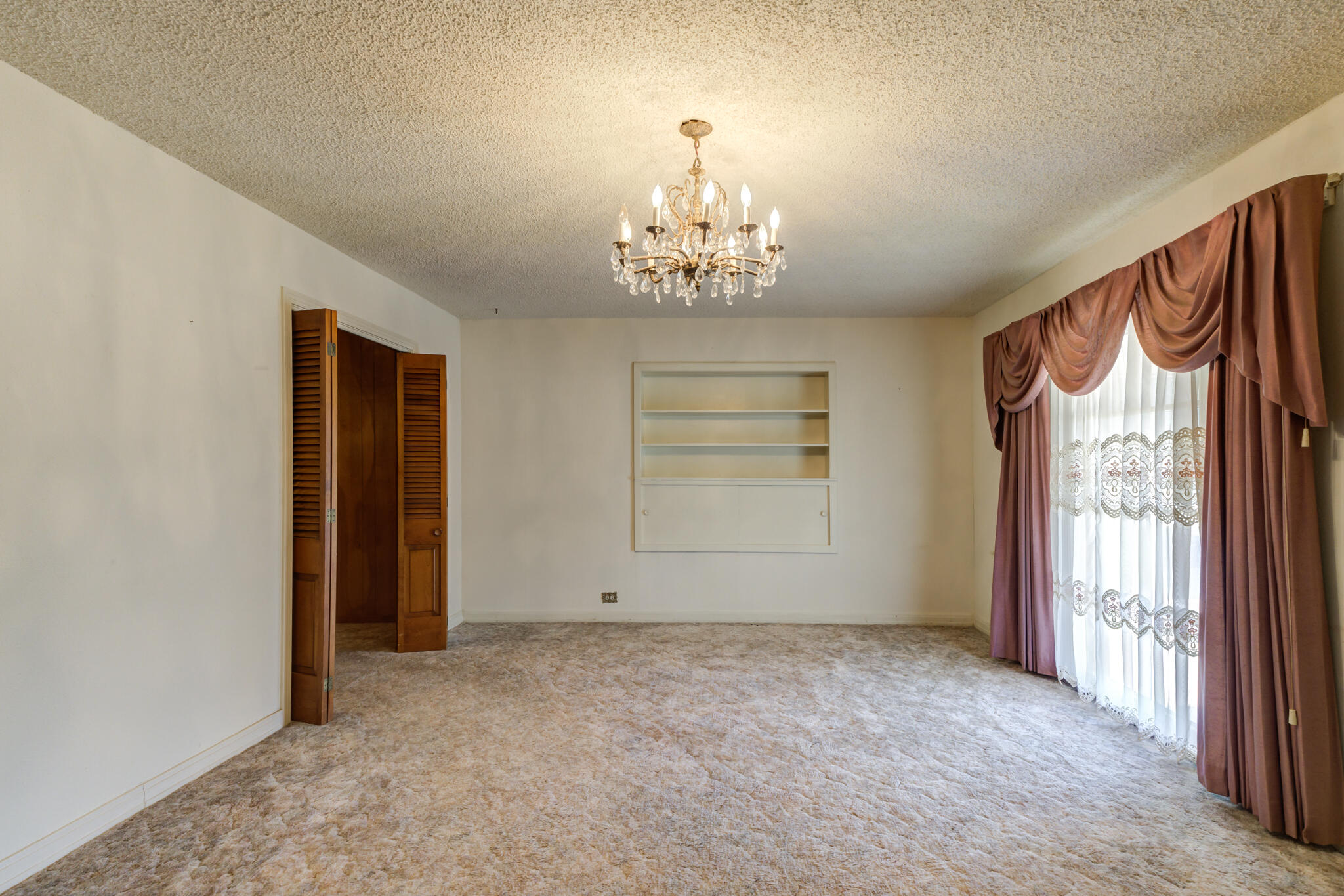 111 East 13th Street Littlefield, TX 79339 - Photo 5 of 38 an empty room with windows and closet