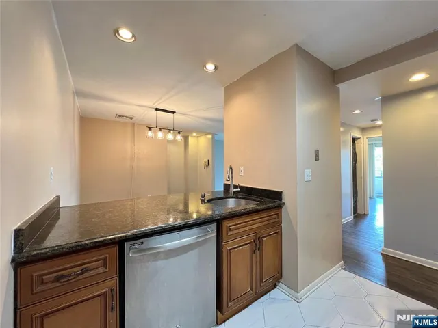 $499,900 | 364 Palisade Avenue, Unit 5B, Cliffside Park, NJ 07010