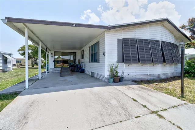 a view of a house with backyard and porch