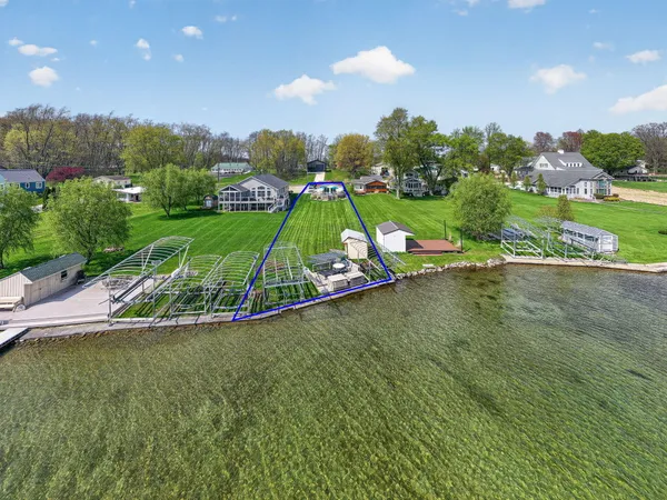 $689,400 | 16853 Lakeview Drive, Vandalia, MI 49095
