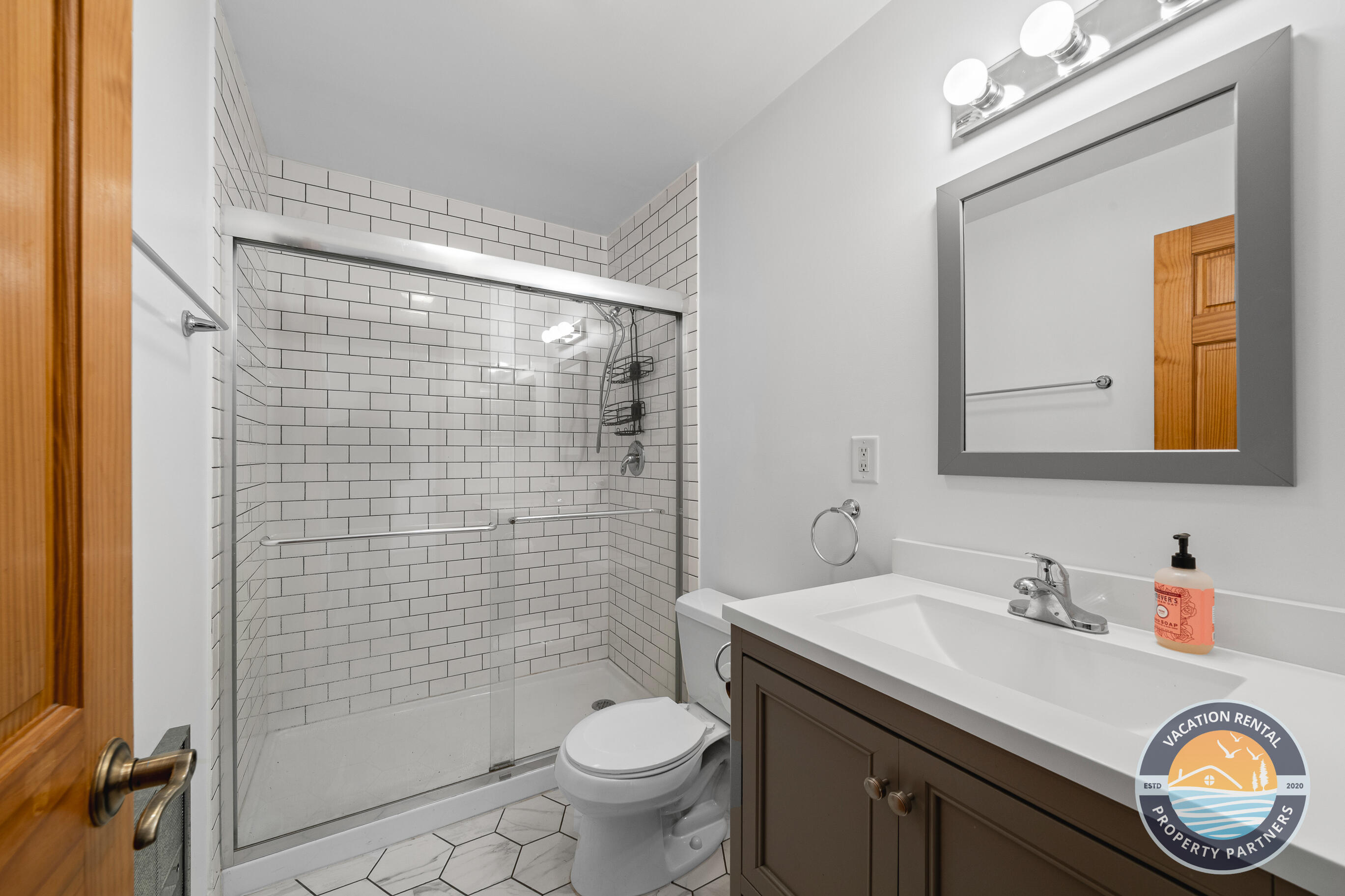 54 Lausanne Court, Unit 5 Geneva, WI 53147 - Photo 15 of 31 Full bathroom