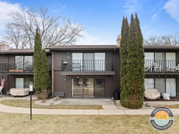 $1,375 | 54 Lausanne Court, Unit 5, Geneva, WI 53147