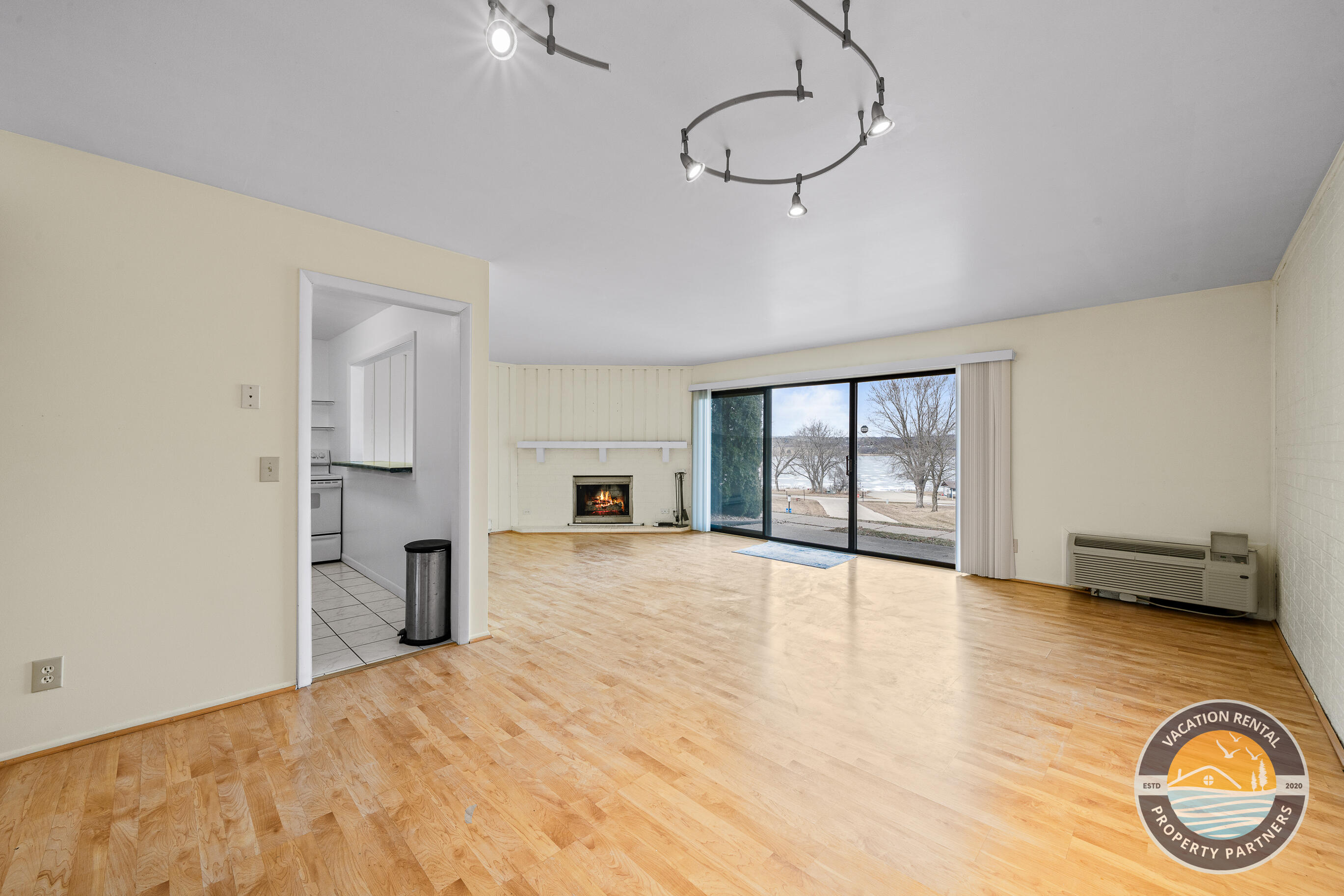 54 Lausanne Court, Unit 5 Geneva, WI 53147 - Photo 6 of 31 Greatroom