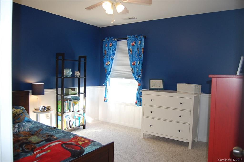5831 Ringneck Road Charlotte, NC 28216 - Photo 16 of 20 a living room with furniture