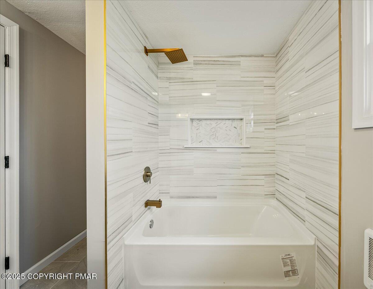 199 Winding Way Albrightsville, PA 18210 - Photo 18 of 34 22-HomeView_Media-199_Winding_Way-#22