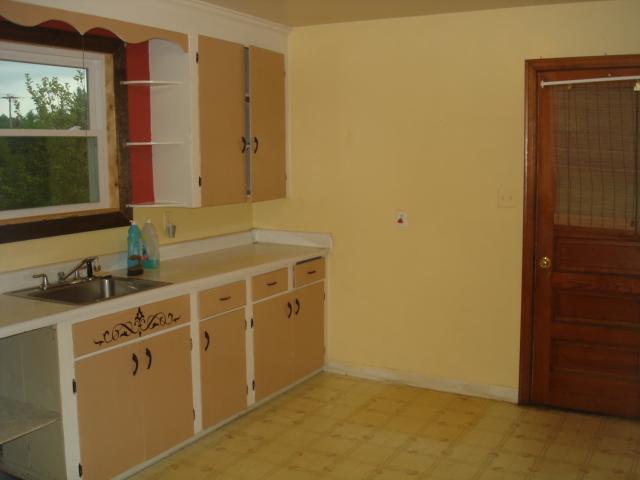 1219 Spring Run Road Extension Coraopolis, PA 15108 - Photo 2 of 11 Kitchen.
