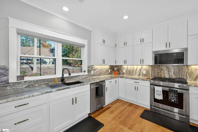 $990,000 | 709 Keowee Bay Circle, Salem, SC 29676