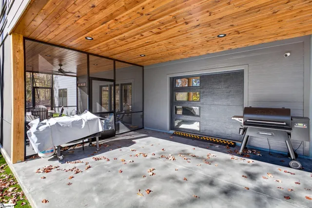 $990,000 | 709 Keowee Bay Circle, Salem, SC 29676