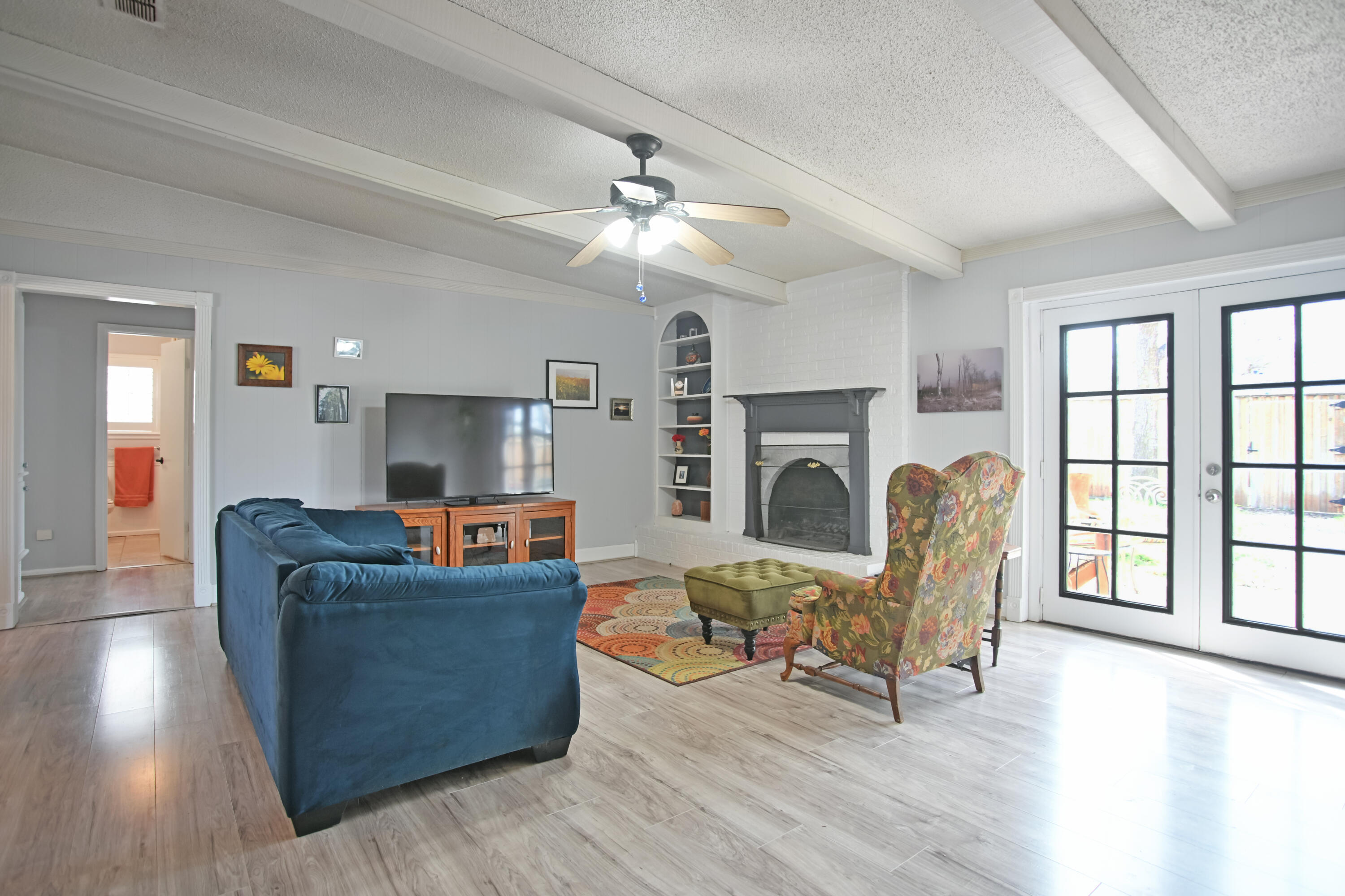 4327 57th Street Lubbock, TX 79413 - Photo 4 of 24 LIVING ROOM