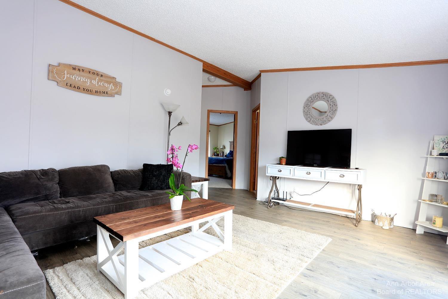 4986 Holloway Road Adrian, MI 49221 - Photo 3 of 19 Living Room