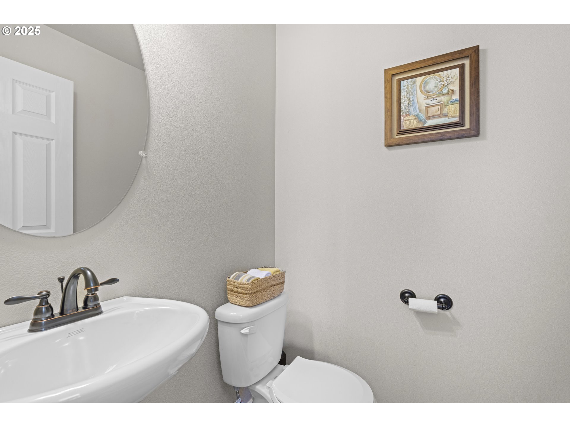 113 Northwest 76th Street Vancouver, WA 98665 - Photo 14 of 33 a bathroom with a toilet a sink and mirror