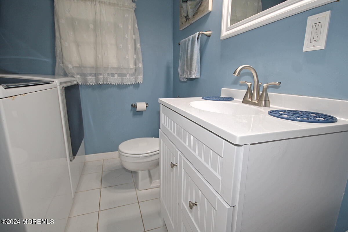 7 Taylor Road Matawan, NJ 07747 - Photo 18 of 33 a close view of a sink a washer and dryer