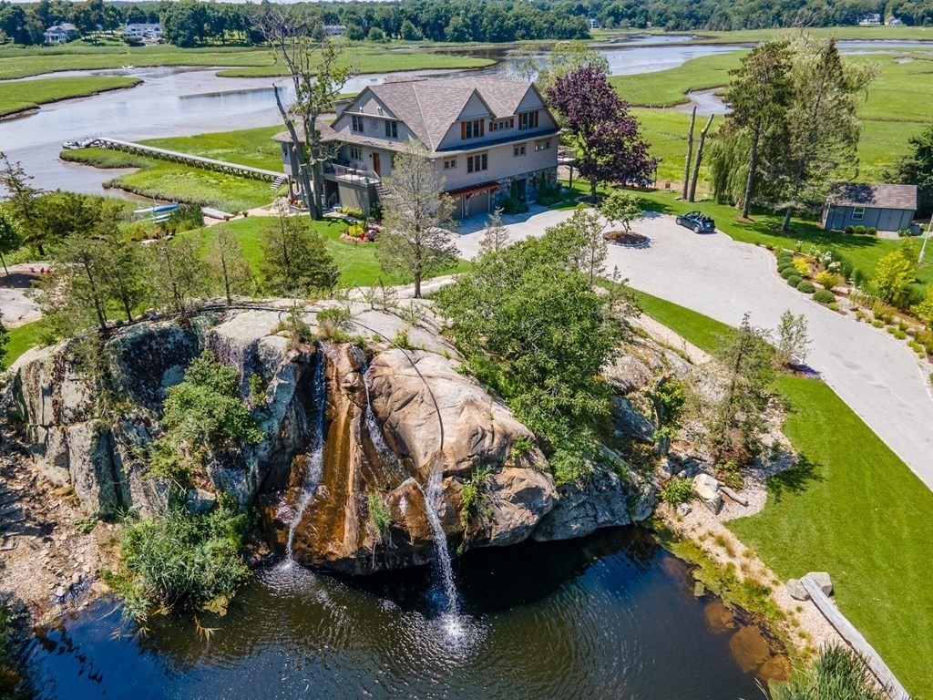 an aerial view of house with yard and lake view