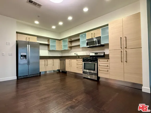 $3,200 | 1234 Wilshire Boulevard, Unit 403, Los Angeles, CA 90017