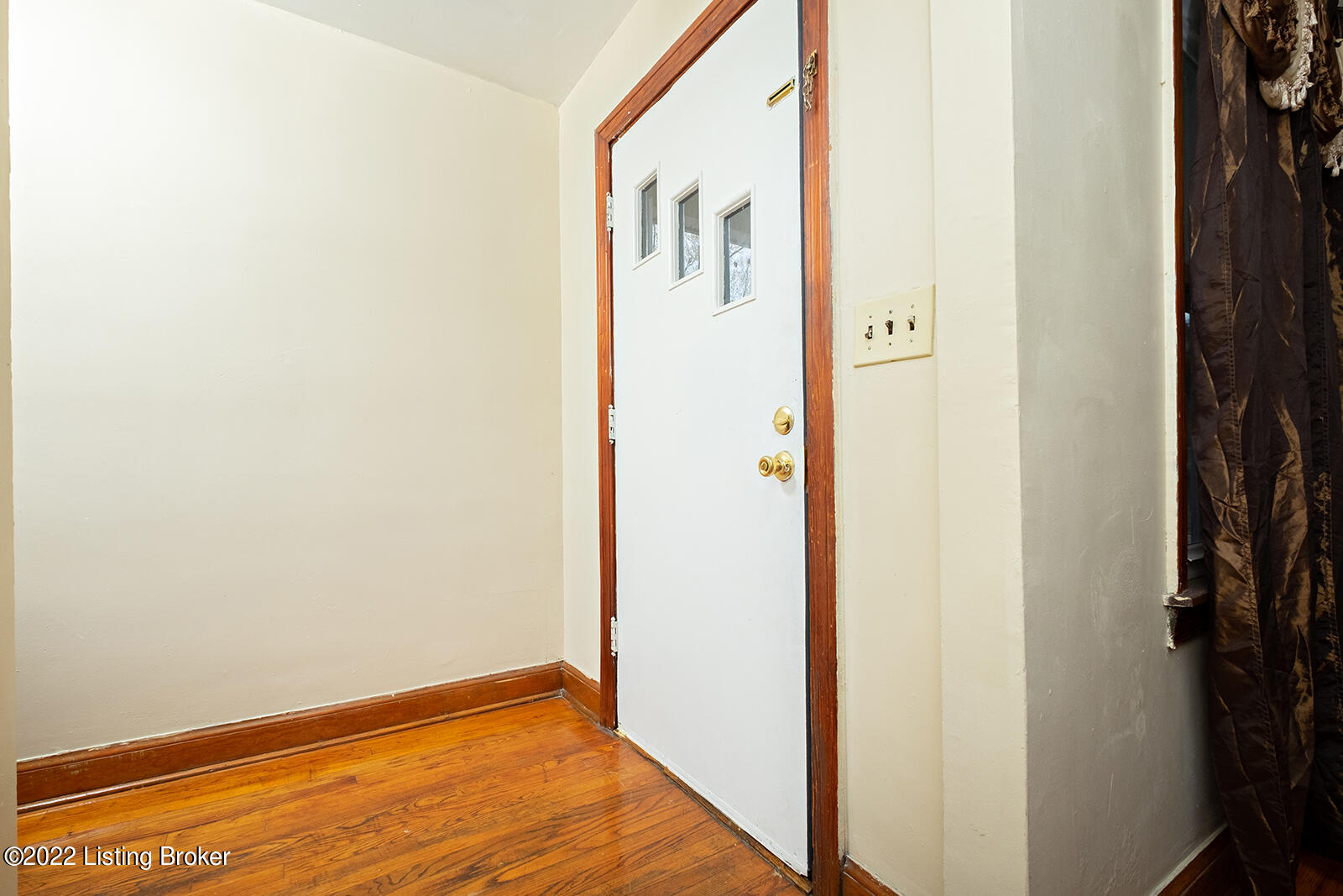 8106 Kerry Road Louisville, KY 40258 - Photo 6 of 45 foyer