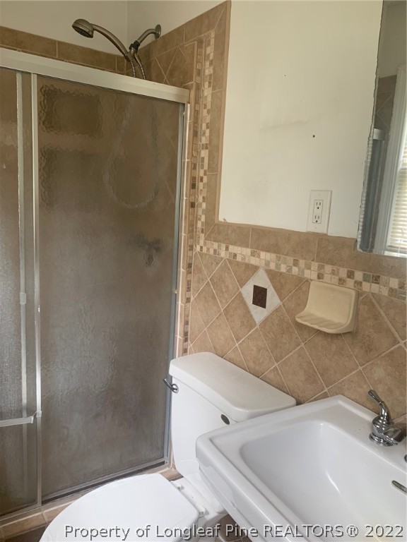 68 Flowers Settlemeyer Road Riegelwood, NC 28456 - Photo 19 of 28 a bathroom with a bathtub and shower