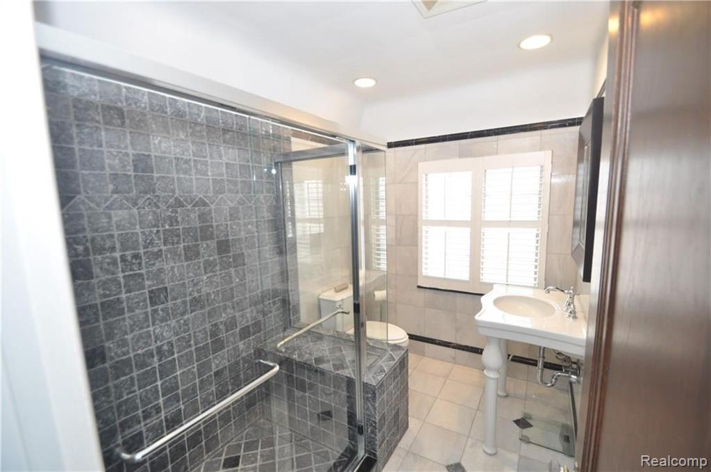 1540 Oxford Road Grosse Pointe Woods, MI 48236 - Photo 22 of 32