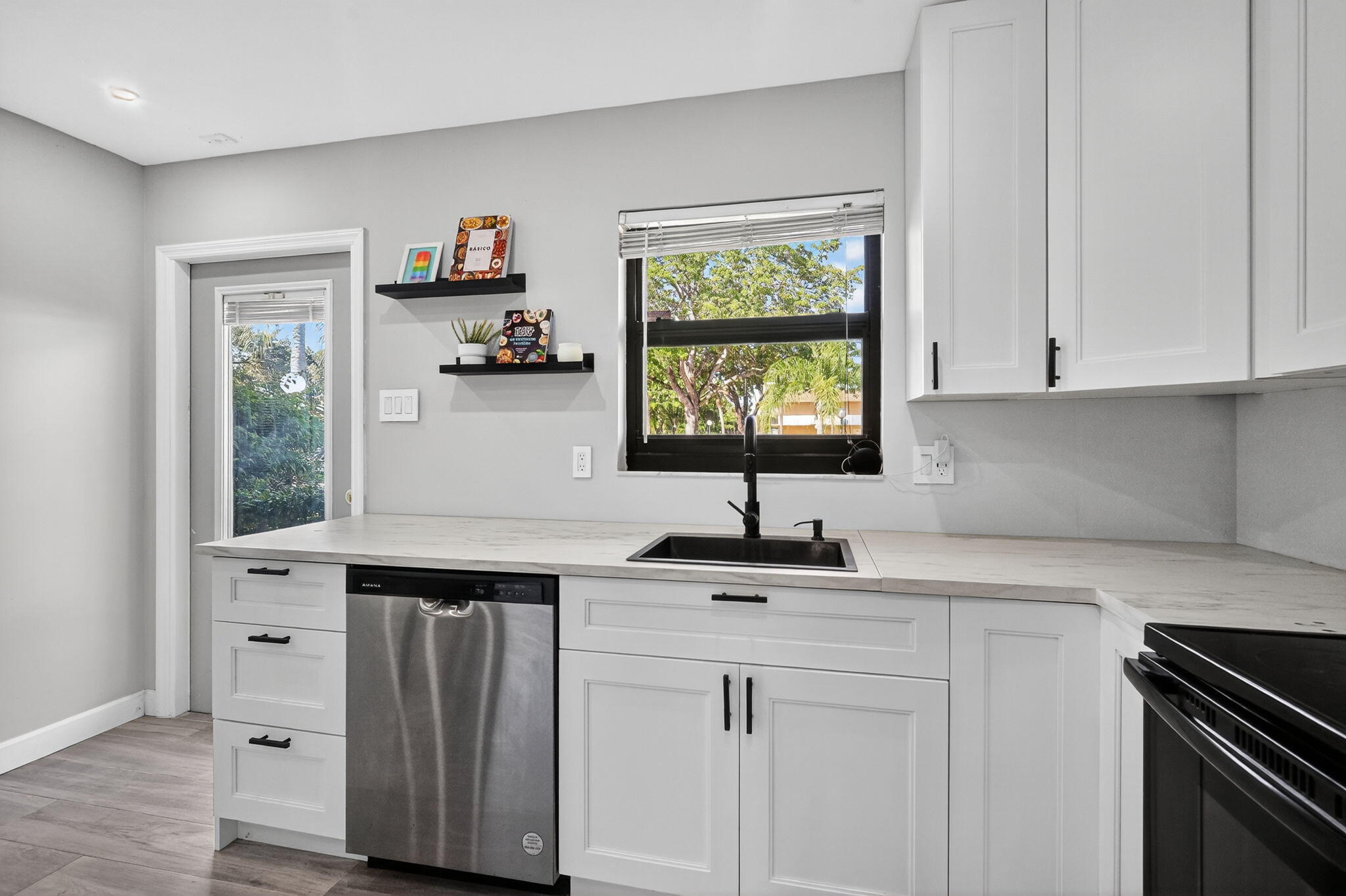 275 Gate Road, Unit 117 Hollywood, FL 33024 - Photo 8 of 52 Kitchen
