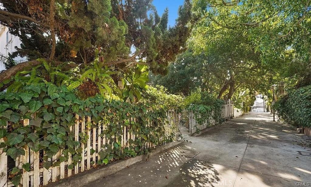 34 Ozone Avenue, Unit 2 Venice, CA 90291 - Photo 8 of 12 a pathway of a yard