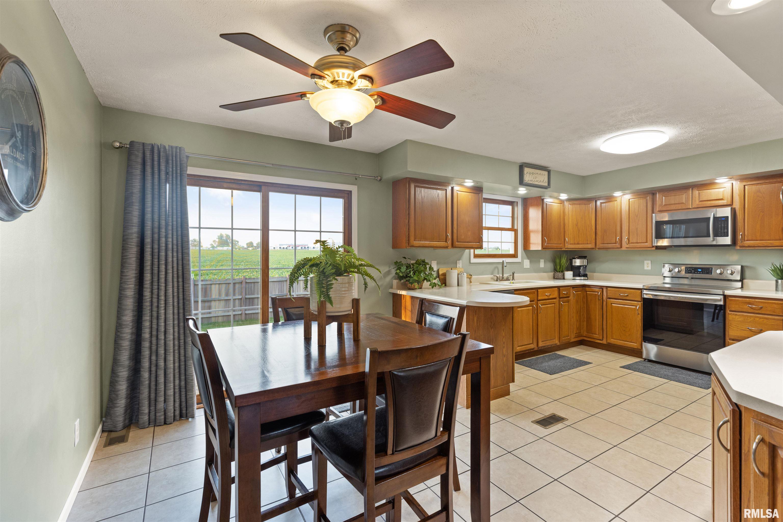 2701 Ridgecrest Drive Quincy, IL 62305 - Photo 4 of 27 Gallery Image 4