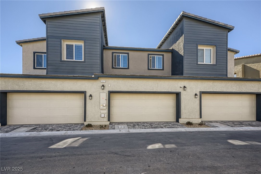 527 Clearsable Avenue Henderson, NV 89044 - Photo 8 of 11 Center garage belongs to property.