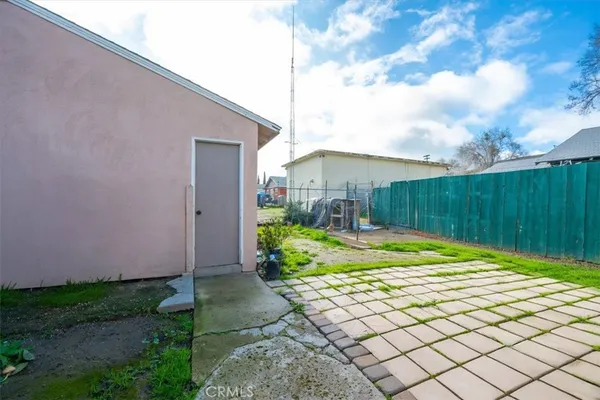 a view of a backyard