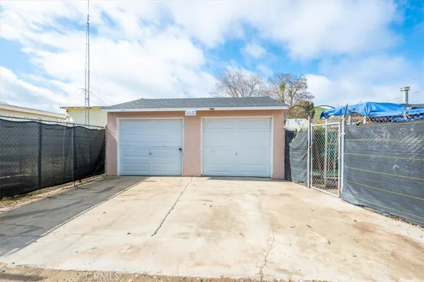 a view of a backyard of building