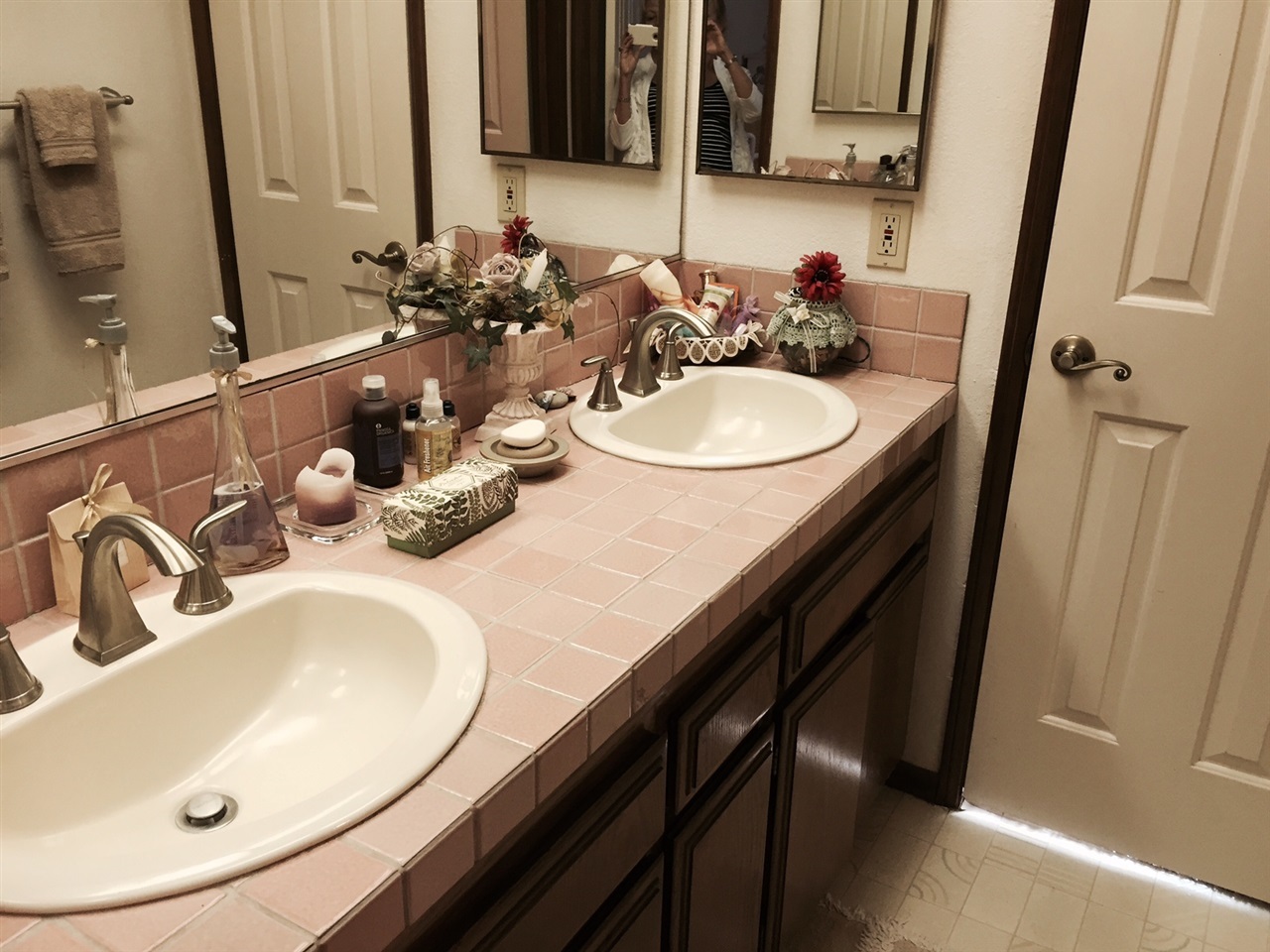 1622 Hackamore Road Oceanside, CA 92057 - Photo 16 of 25 Jack & Jill full bath between two bedrooms.