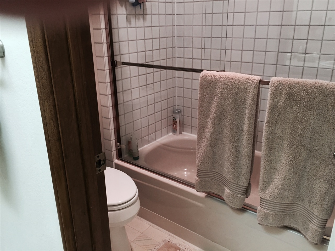1622 Hackamore Road Oceanside, CA 92057 - Photo 17 of 25 Jack & Jill full bath between two bedrooms.