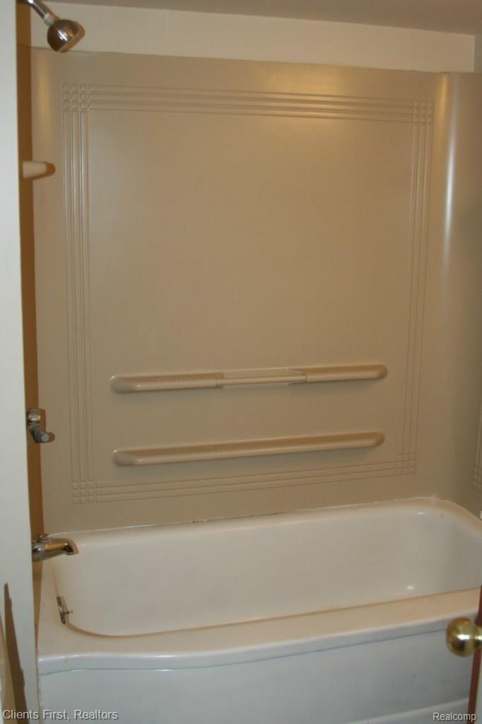 29805 Farmington Road Farmington, MI 48331 - Photo 26 of 36 Basement full bathroom