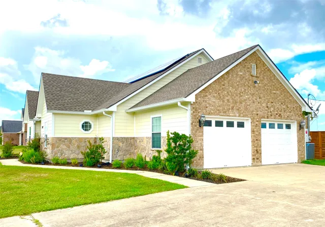 a view of a house with backyard and garden