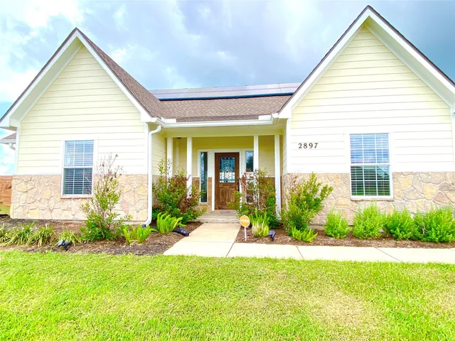 a view of a house with backyard and garden