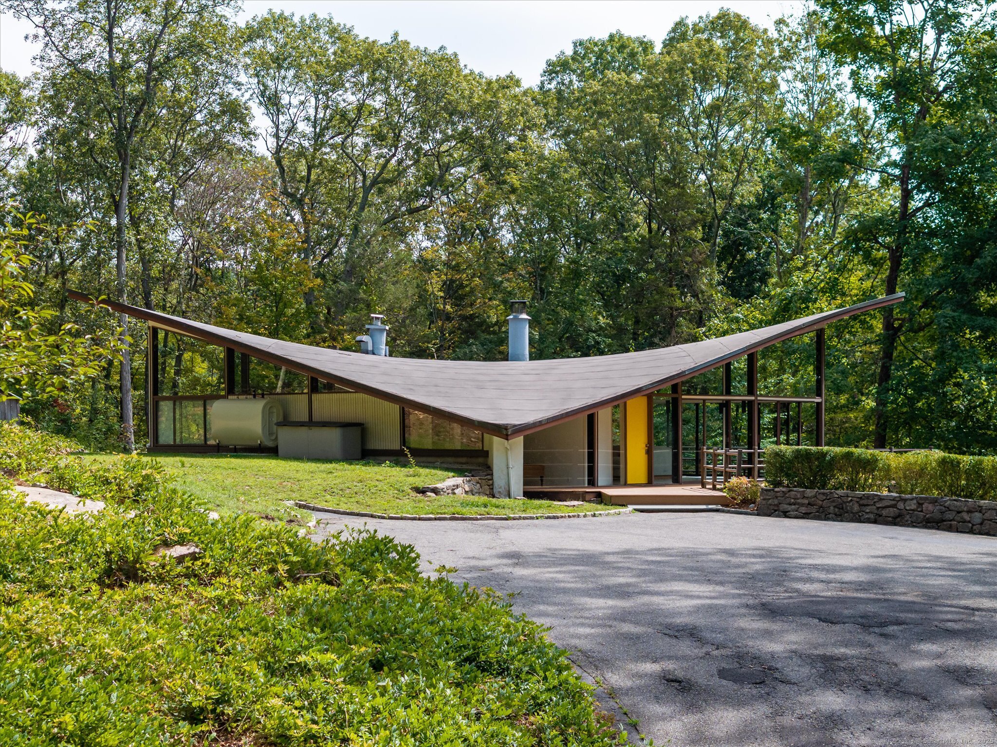 44 Benedict Hill Road New Canaan, CT 06840 - Photo 7 of 27 a front view of a house with garden