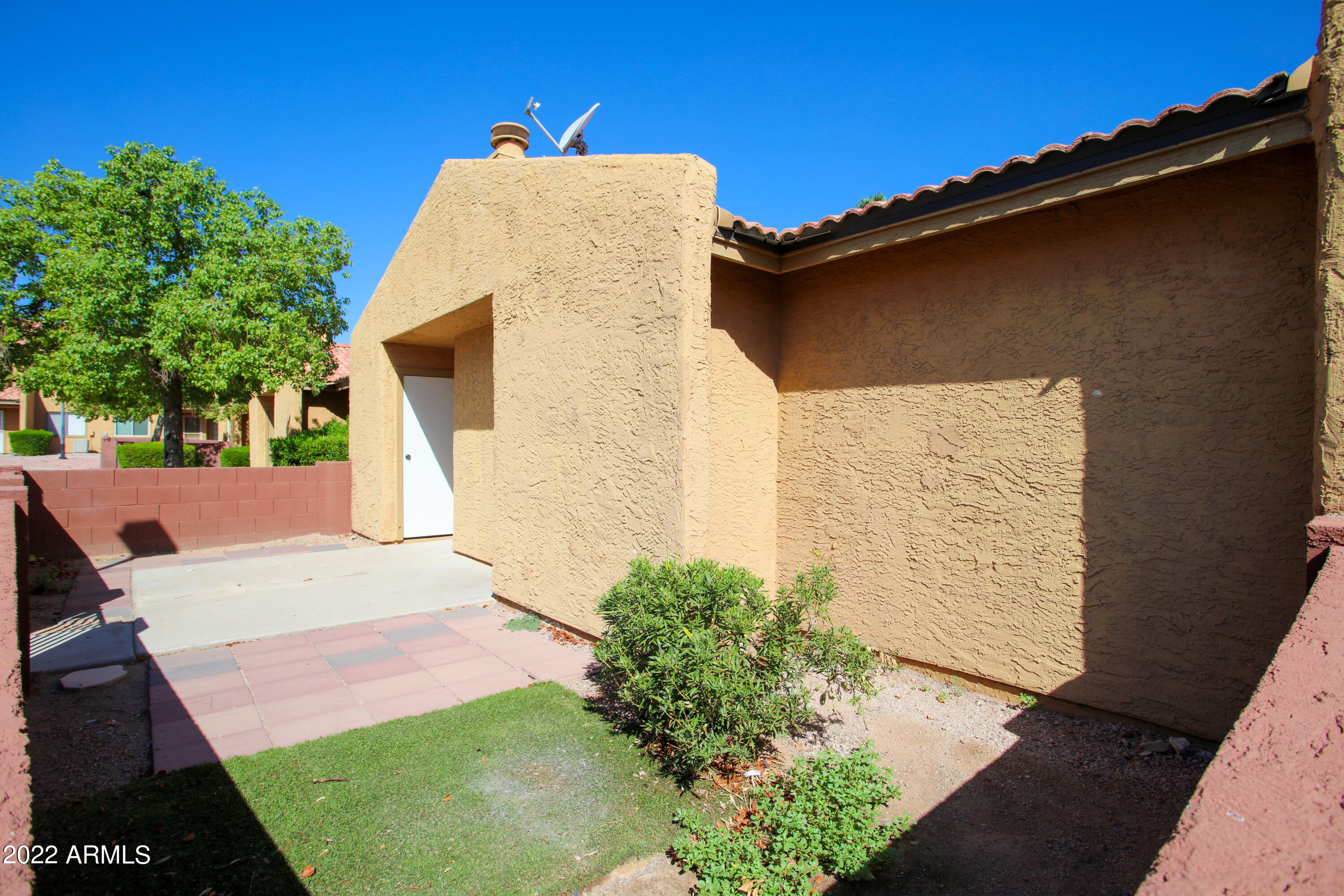 3511 East Baseline Road, Unit 1159 Phoenix, AZ 85042 - Photo 6 of 33 a backyard of a house with lots of green space