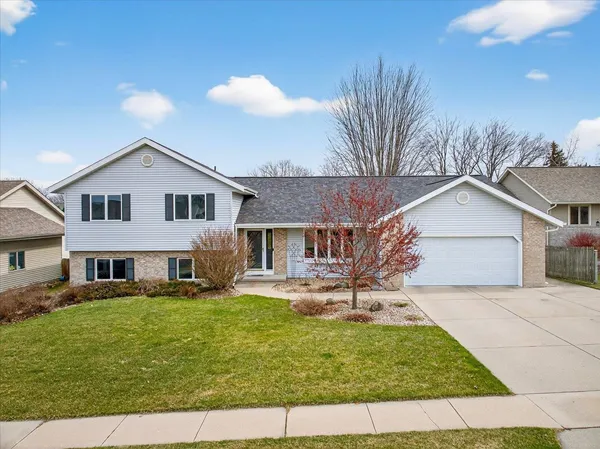 $600,000 | 1010 Ganser Drive, Waunakee, WI 53597