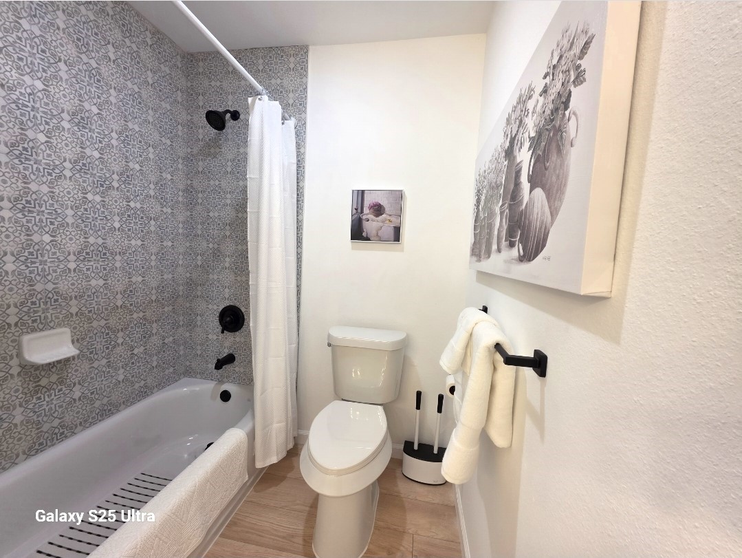 620 St Lawrence River Road Conroe, TX 77316 - Photo 7 of 21 a bathroom with a toilet and a bathtub