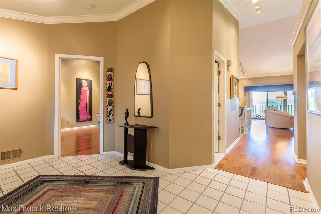 944 Green View Court Rochester Hills, MI 48307 - Photo 5 of 36