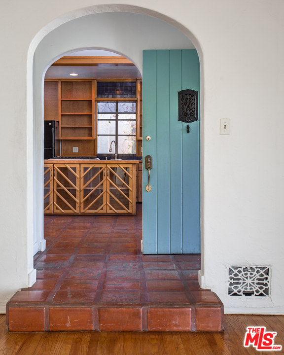 2407 Greenvalley Road Los Angeles, CA 90046 - Photo 7 of 21