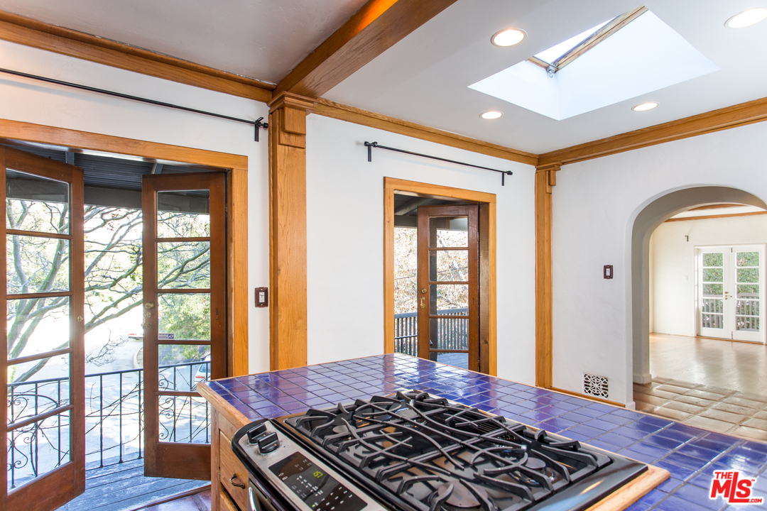2407 Greenvalley Road Los Angeles, CA 90046 - Photo 8 of 21
