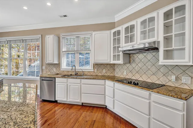 a view of a livingroom with furniture and a ceiling fan