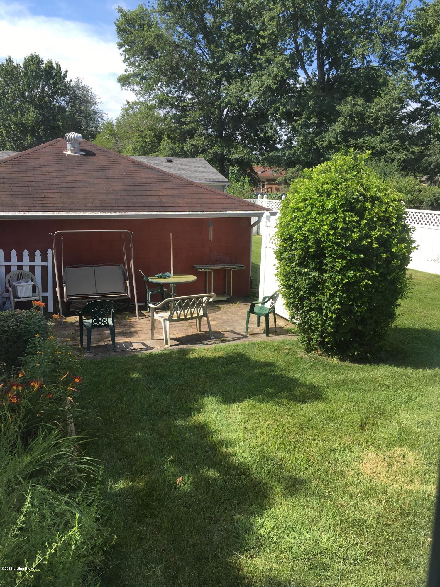 4610 Dover Road Louisville, KY 40216 - Photo 10 of 13 Yard from the DR