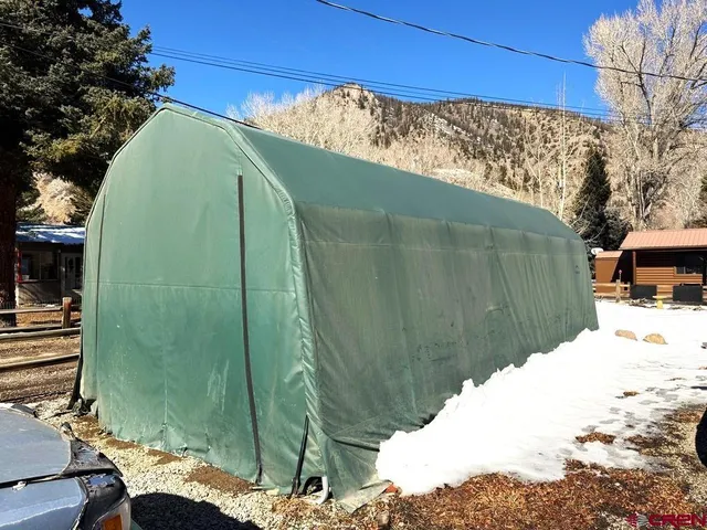 a view of a backyard