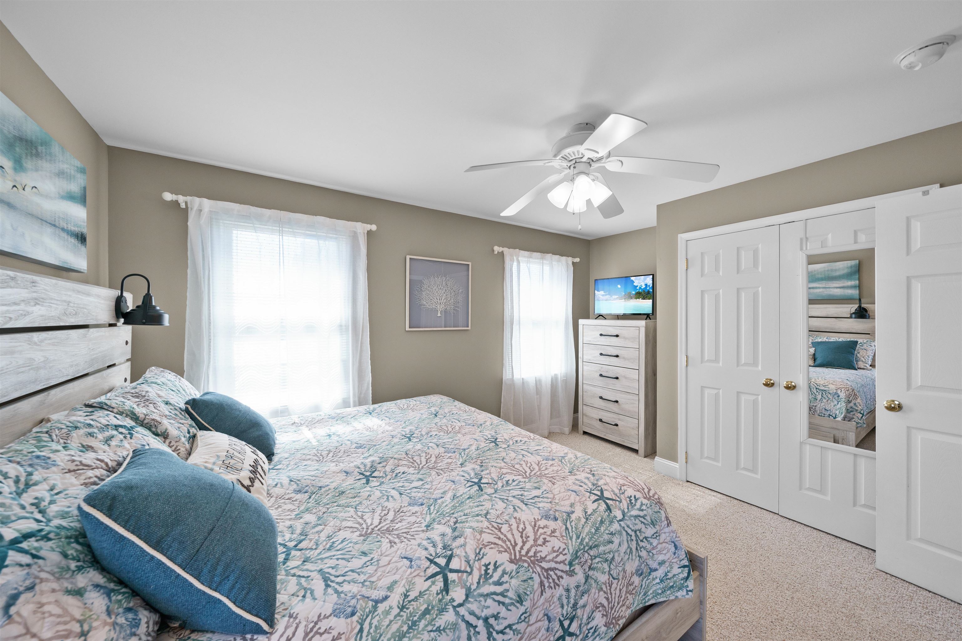 212 25th Street, Unit END Avalon, NJ 08202 - Photo 14 of 34 a bedroom with a large bed and a window