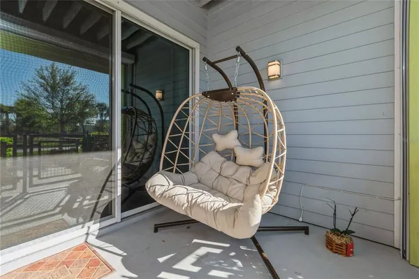 a view of entryway with patio