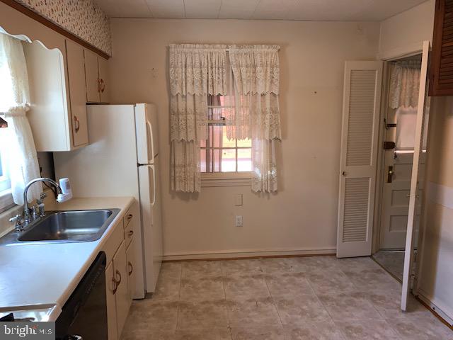 1613 Gridley Lane Silver Spring, MD 20902 - Photo 3 of 27 Kitchen