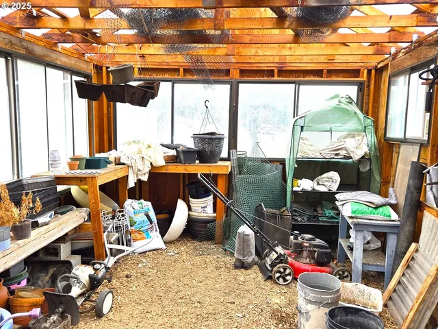 a view of a yard of the house