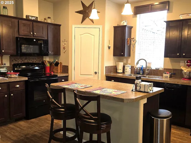 a view of a workspace with furniture