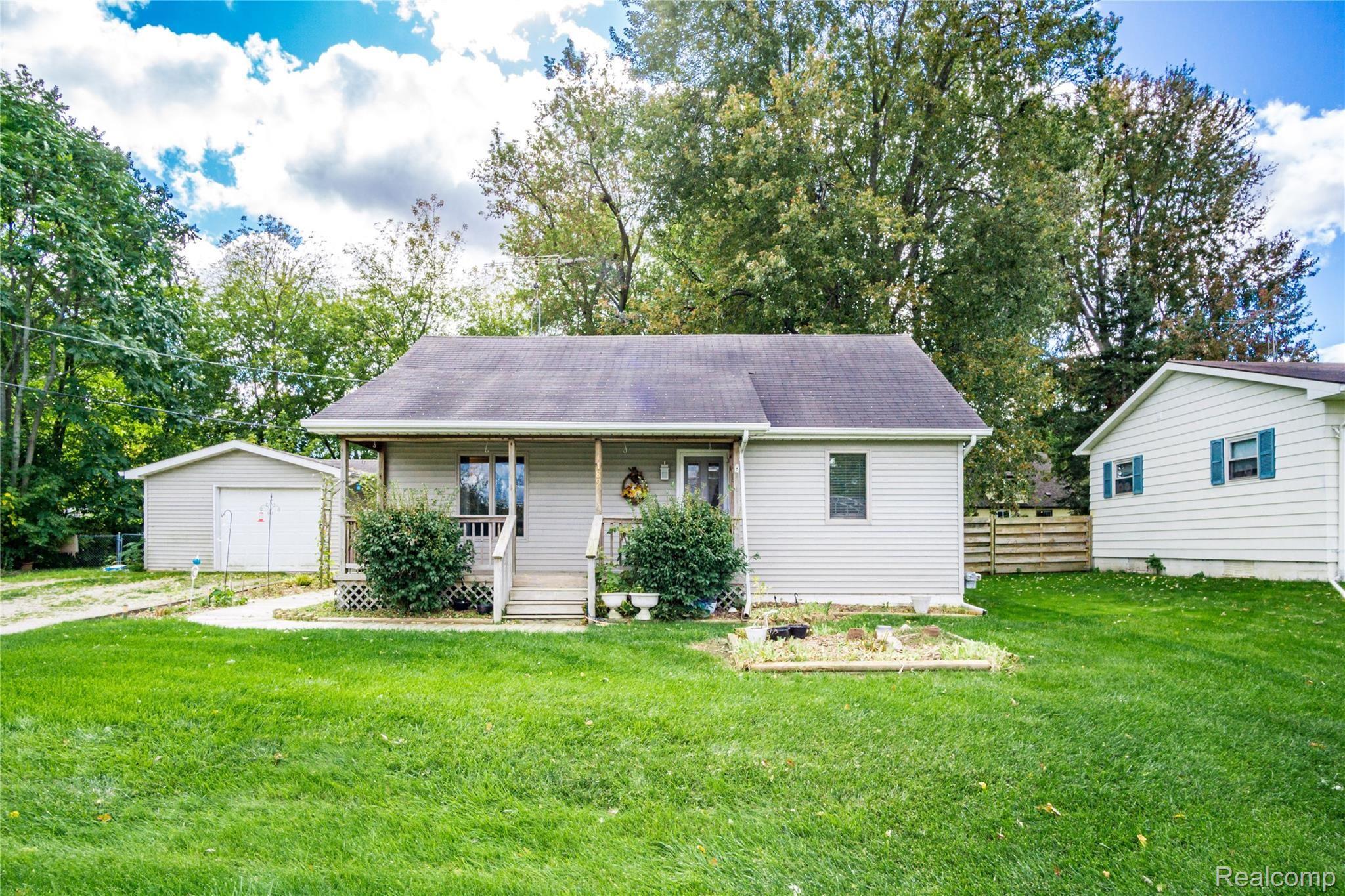 1189 Alton Road Flint, MI 48507 - Photo 1 of 16 Exteriors (1 of 13).jpg