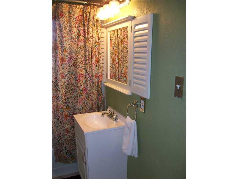 246 Universal Road Penn Hills, PA 15235 - Photo 13 of 18 Full Bath.