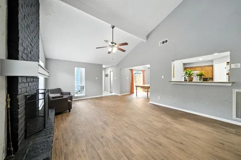 a view of a livingroom with a workspace
